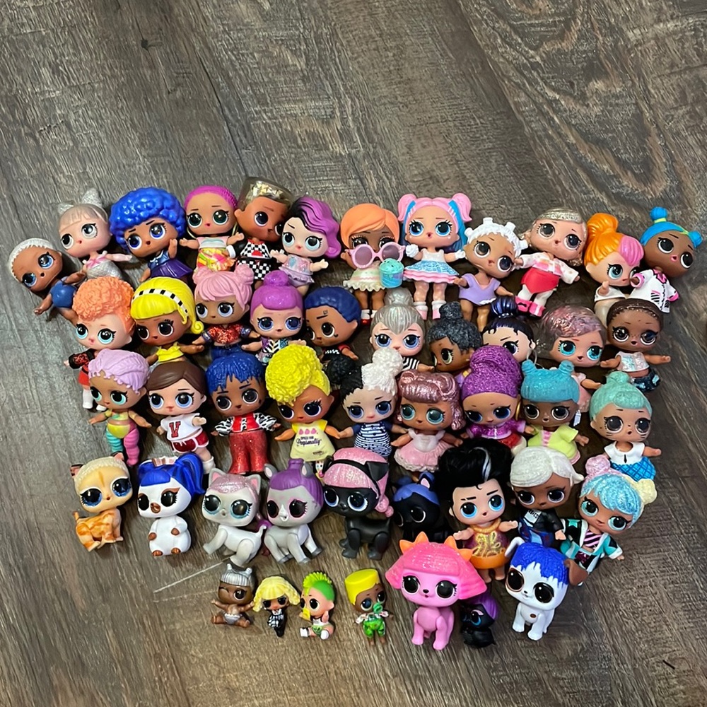 34 lol dolls, 9 lol doll pets, and 4 baby lol dolls and some accessories.